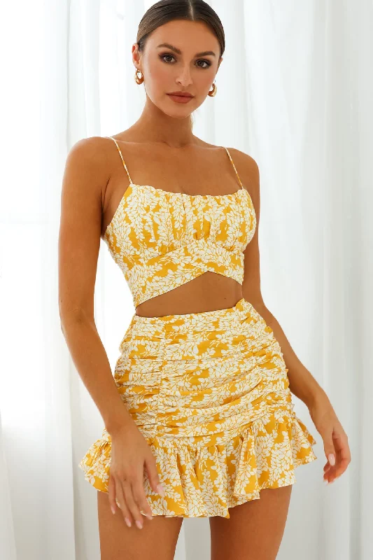 Little Black Women Dress with Sequins for a Glamorous Night OutLinka Cami Strap Crop Top Leaf Print Yellow